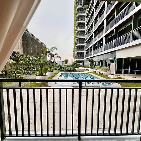 Luxury Condo With Balcony On Amenity Floor, Easy Access To Pool, Sky Garden, Working Lounge And Gym In Makati 7F