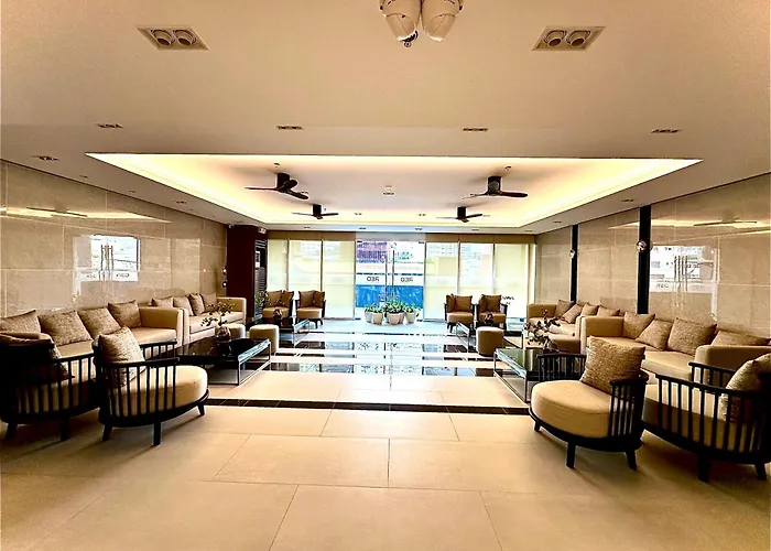 Apartment Luxury With Balcony On Amenity Floor, Easy Access To Pool, Sky Garden, Working Lounge And Gym In Makati 7f