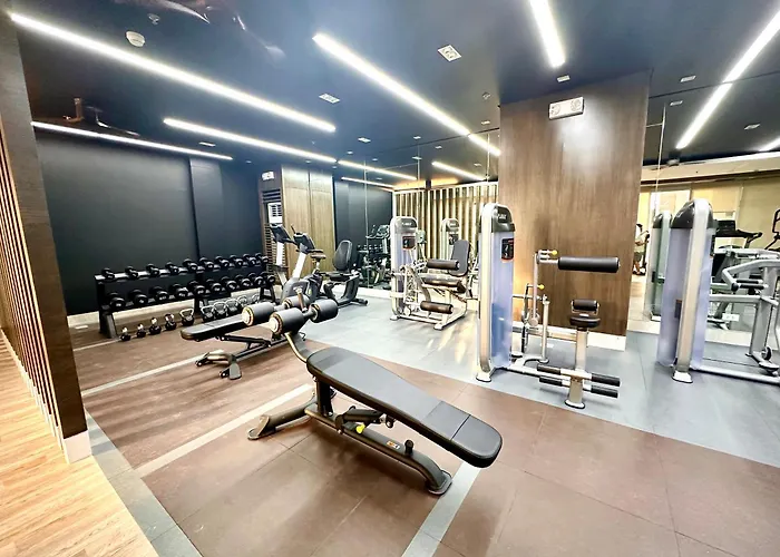 Luxury With Balcony On Amenity Floor, Easy Access To Pool, Sky Garden, Working Lounge And Gym In Makati 7f Apartment Manila