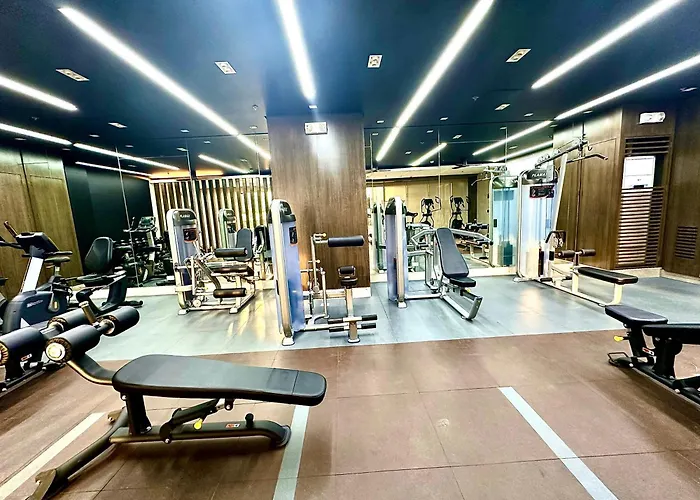 Luxury With Balcony On Amenity Floor, Easy Access To Pool, Sky Garden, Working Lounge And Gym In Makati 7f Apartment Manila