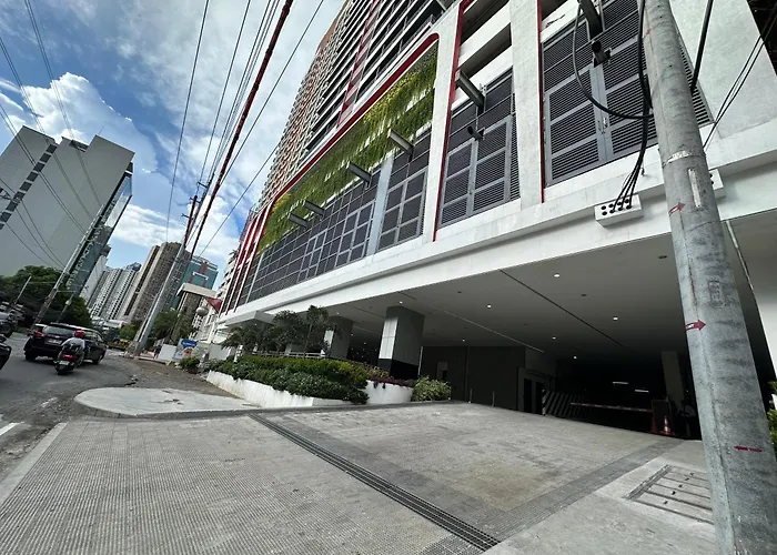 Apartment Luxury With Balcony On Amenity Floor, Easy Access To Pool, Sky Garden, Working Lounge And Gym In Makati 7f