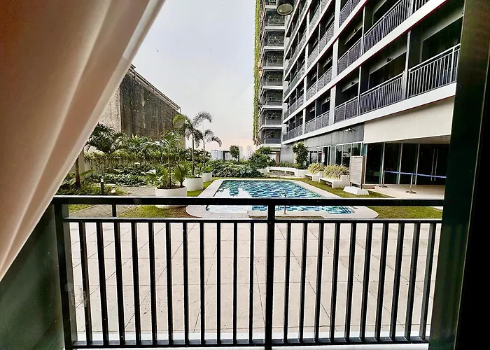 Luxury With Balcony On Amenity Floor, Easy Access To Pool, Sky Garden, Working Lounge And Gym In Makati 7f Apartment Manila